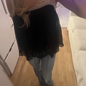 Svart linne med spets  - Ett svart linne med rosa spets från vila. Står att den är storlek L men skulle säga att det är fel då den passar mig bra som är S/XS. Är ifrån vila, bra skick! 💋köparen står för frakten.