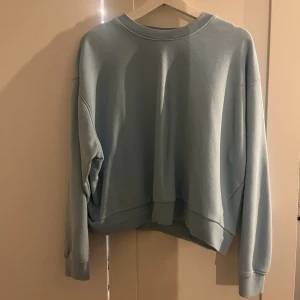 Oanvänd sweatahirt - Fin ljusblå sweatshirt från weekend som aldrig är använd🩵 kan fraktas men då står köparen för frakten!