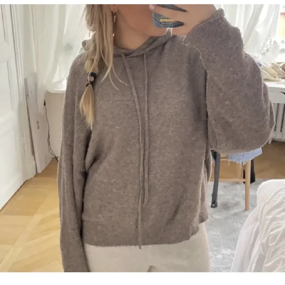 Säljer denna stickade tröja från Lindex, använd ca 2 gånger 🫶 nypris 400kr fri frakt (Inte mina bilder!). Hoodies.