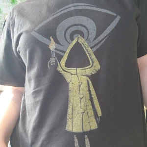 Little nightmares t-shirt - Klänning med tryck från spelet little nightmares.