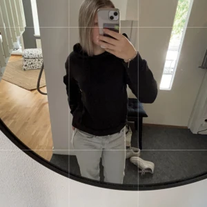 Stilren hoodie - Använd men bra skick. Säljer för den är för liten Köpt för ca 200kr 