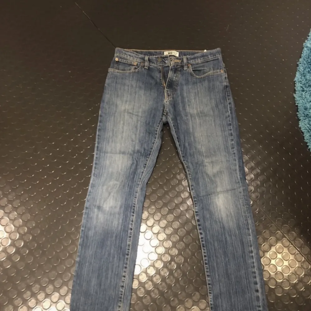 Säljer dessa vintage jeans , ej använda av mig. Inte slitna alls ❤️. Jeans & Byxor.