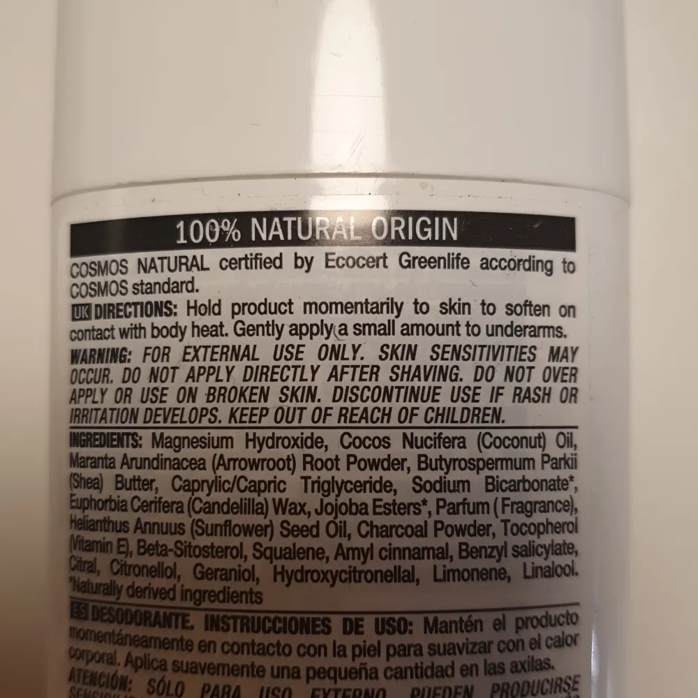 en prisbelönt deodorant som både är effektiv och 100% naturlig. Denna deo innehåller endast ingredienser av växt%mineralursprung och är veganskt certifierad. Fett- och klibbfri formula behöver du endast en liten mängd vid applicering. Pris 100kr . Övrigt.