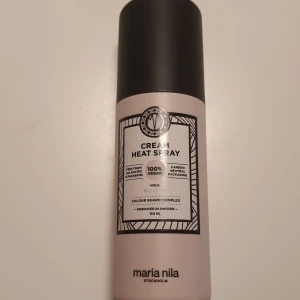 Maria nila CreamHeatSpray 150ml - En vårdande värmespray som förebygger skadat hår kluvna hårtoppar. Krämen tillför glans å eliminerar friss, colour guard complex skyddar mot uvstrålning & fria radikaler sulfat&parabenfri samt 100veganska ingredienser pris 180kr