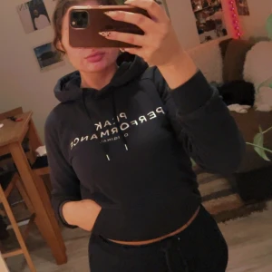 Peak performance hoodie  - Använd men snygg marinblå hoodie från Peak Performance , det står stl. XL men den sitter som en  L. Köparen står för frakten 😚