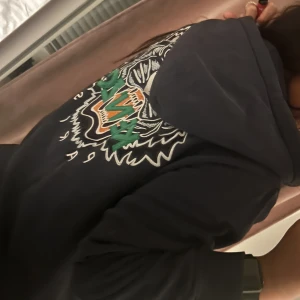 Kenzo kofta - Kenzo kofta, inga defekter. Mörkblå. Märket på kenzo ligger på ryggen. Passar killar och tjejer.