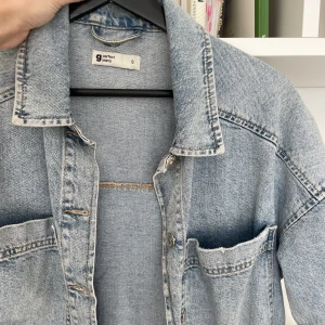Jeansjacka - Ljusblå jeansjacka från gina tricot. Lite kortare modell