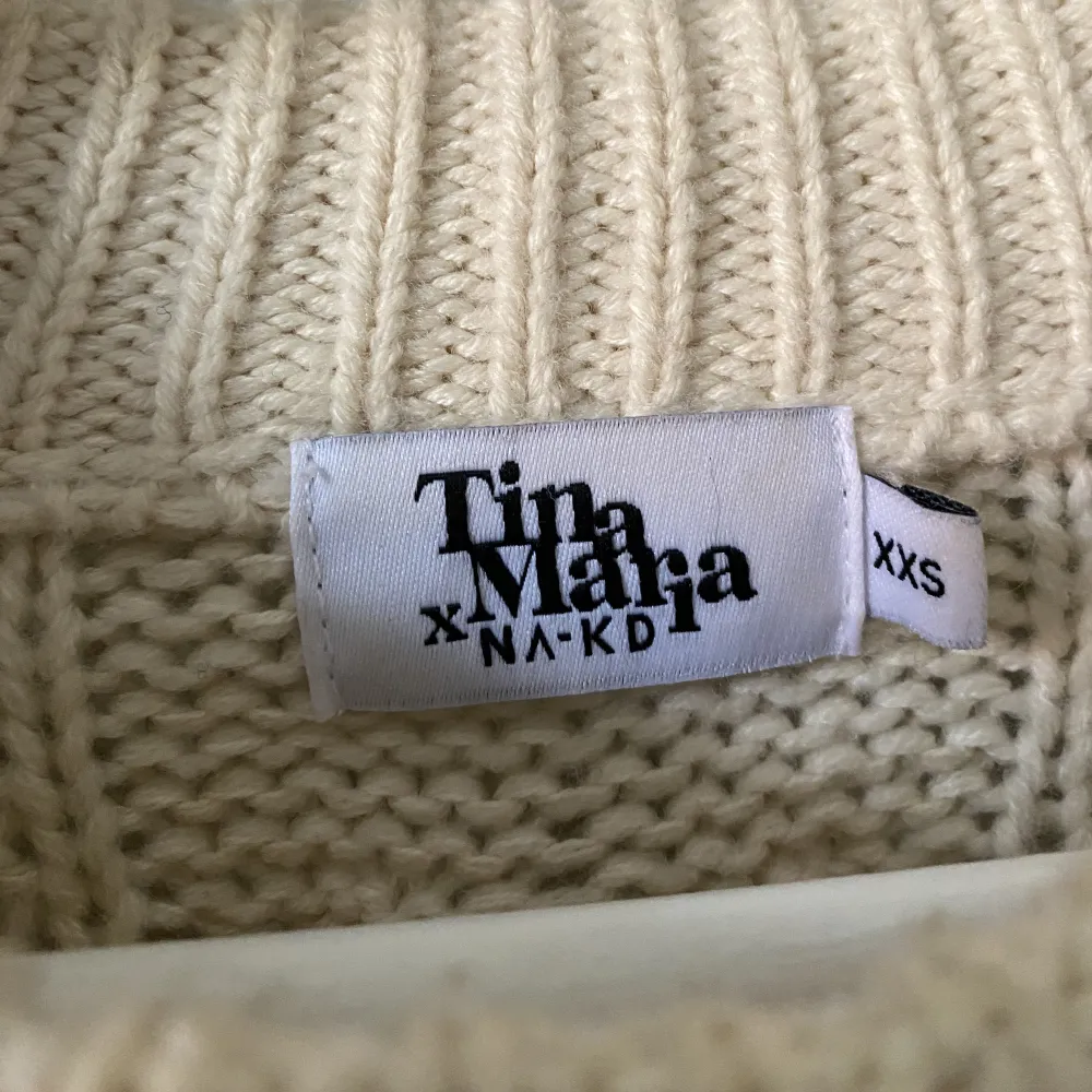 Såå fin kabelstickad tröja från Tina Marias kollektion med nakd. Lite nopprig på ärmarna men annars i fint skick🪩 Stor i storlek så skulle nog passa även en xs/s. . Tröjor & Koftor.