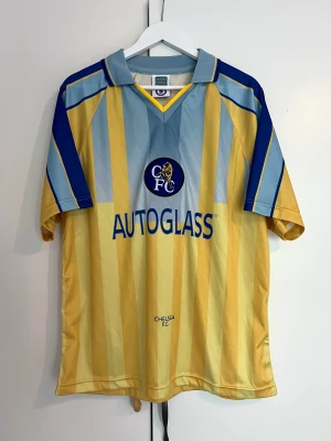 Chelsea fc ’98 bortatröja  - Chelsea fc ’98 bortatröja från Score draw. Lite stor i storleken