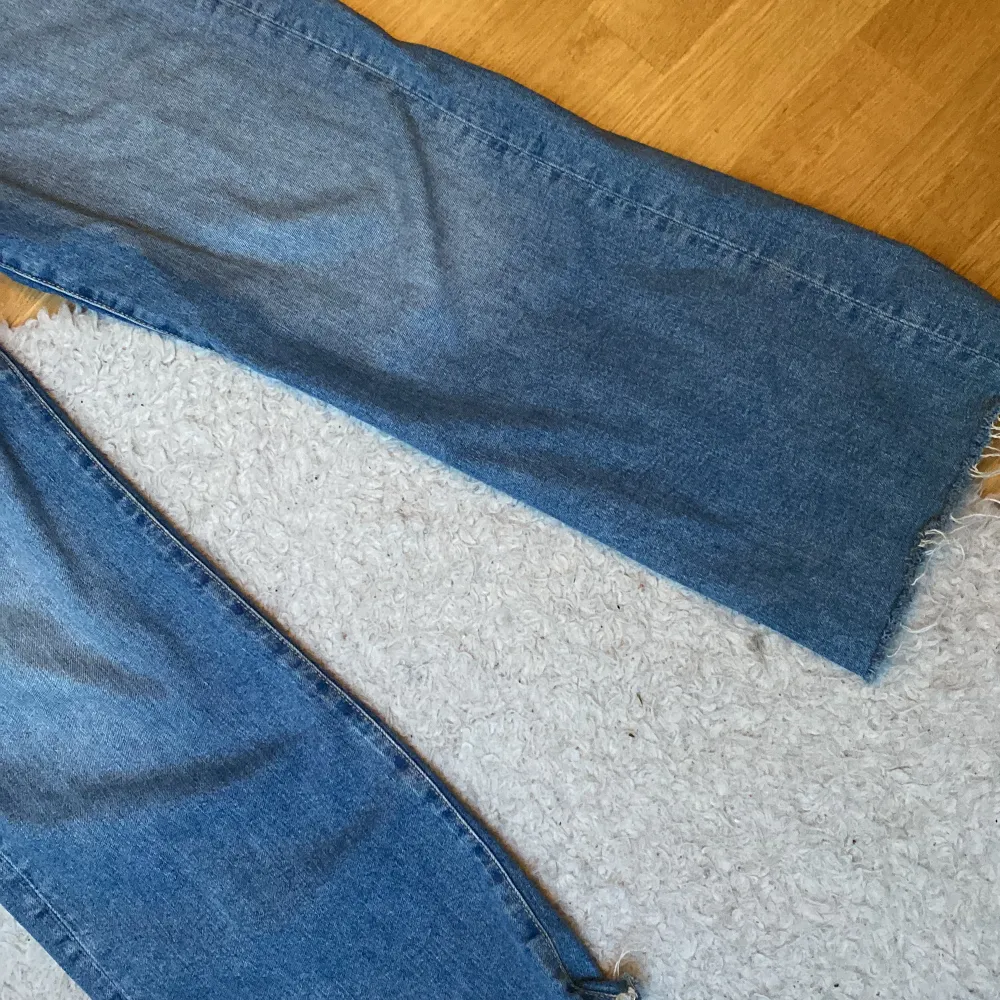 Säljer ett par jeans från Cubus. Använda i ca. 1 år. Använder ej längre, därav säljer jag. De är avklippa och passar mig som är 160 cm. Kom privat för frågor! 💗💗. Jeans & Byxor.