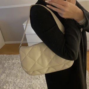 Väska  - Kommer med kort och långt band, bra skick 