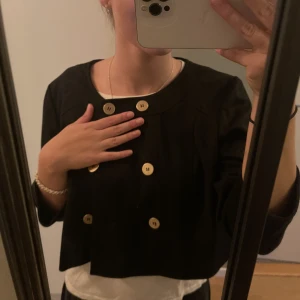 Jacka - Jötte fin lite tunnare kapp jacka, perfekt att ha över nån tunn topp!!! Fint skick💖