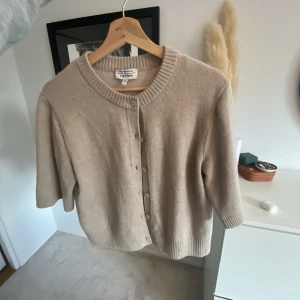 & other stories  - Super snygg och populär & other stories kofta/tröja! Snygg till vardag och fest❤️❤️