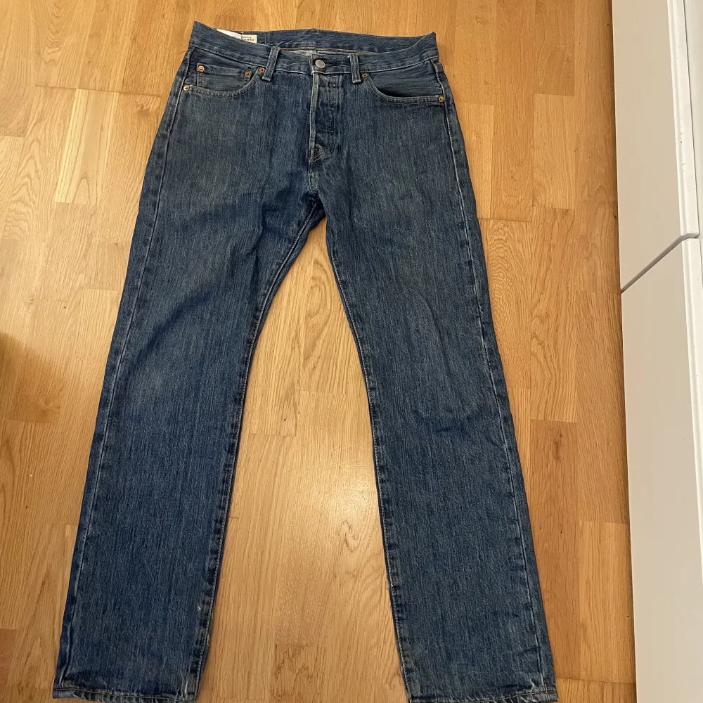 Säljer dessa Levis jeans eftersom de blivit för små för mig. De har kommit till användning men är fortfarande i ett bra skick. Skicka in era bud!. Jeans & Byxor.