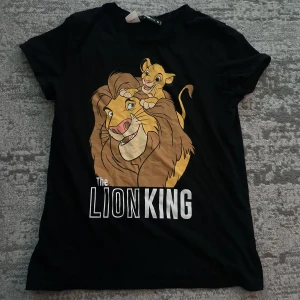 T-Shirt med lejon kungen tryck - Svart tröja med tryck på