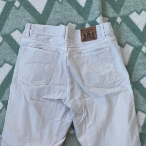 Jeans - Vita Sweetsktbs jeans med snygg Baggy fit. 