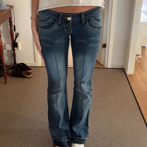 Lågmidjade bootcut jeans - Intressekoll på dessa sjukt snygga lågmidjade bootcut jeansen. Väldigt unika med supercoola detaljer. Uppsprättade där nere. Skriv för fler bilder, mått osv 💓