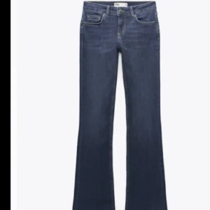Zara low waist  - Säljer helt nya low waist byxor från zara .Aldrig användamed prislappen kvar. De är slutsålda på Zara. Original priset är 360 men säljer för 240.Jätte snygga o trendiga.  