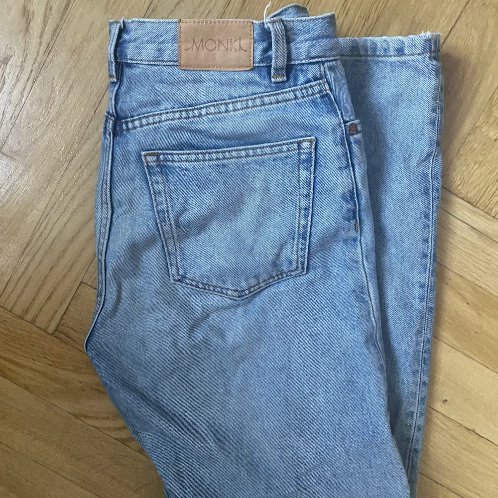 YOKO från Monki, raka något pösiga jeans. Sitter fint bak men pösiga längst benen. Ljusare blå färg. Ok skick! . Jeans & Byxor.