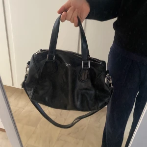 Svart handväska  - Säljer min svarta as snygga handväska i väldigt bra skick. Trendig o passar till allt, får plats med mycket och perfekt storlek. Köpt för 899 nypris 