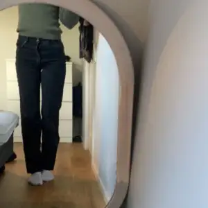 Säljer ett par svarta denim straight jeans från Bershka!🖤Strl:36! Säljer pga de är lite för tighta för mig! Säljer för 150! 