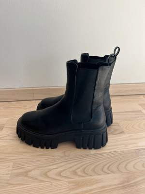 Säljer dessa supersnygga boots från Nelly i storlek 39! Endast använda ett par gånger så är i jättebra skick. Säljer för 150kr💖💖