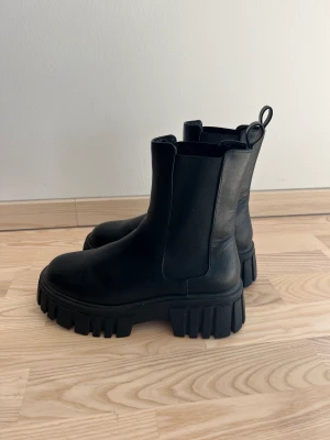 Boots - Säljer dessa supersnygga boots från Nelly i storlek 39! Endast använda ett par gånger så är i jättebra skick. Säljer för 150kr💖💖