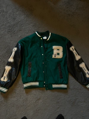 Skeleton bones grön varsit bomber jacket - Skeleton bones varsit bomber jacket. Säljer min gröna bomberjacka i storlek M. Använda 2-3 gånger.  Condition 10/10
