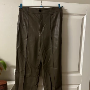 Zara skinn byxor - Passar dig som har S/M. Använd några gånger, men i god skick. Stora i storlektarna men sitter som en smäck.