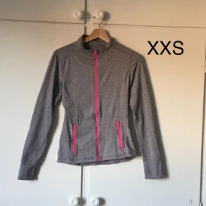 Träningströja - Träningströja, använd fåtal gånger, i bra skick funkar perfekt om det är lite kallt, står storlek XXS men passar även XS.