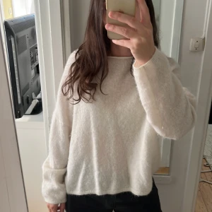 Alpaca tröja - Alpaca tröja strl L men det passar från xs/s. Det är en varmt tröja och i bra skick. 