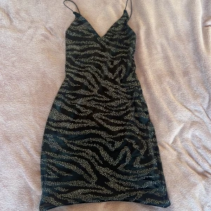 Klänning - Glittrig klänning från H&M, använt en gång. Perfekt för fest. Strl S, sitter tajt. 