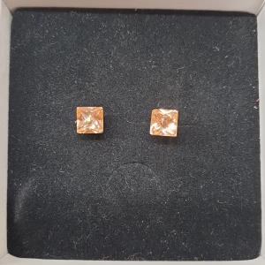 Örhängen pilgrim  - Örhängen från pilgrim med rose/guldiga stenar. Aldrig använda legat i en låda men har oxiderat en aning mellan sten och fäste. Eller om det alltid varit så inget jag noterat.  150kr 