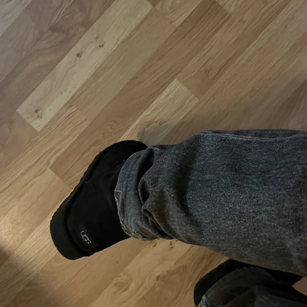 Säljer nu dessa uggs köpta på footway för 2000kr i storlek 45. De är alltså äkta, och svåra att hitta i tillräckligt stor herrstorlek. Köpte storleken för att kunna växa i dem, pga priset. Men fötterna växte inte mer.. Skor.