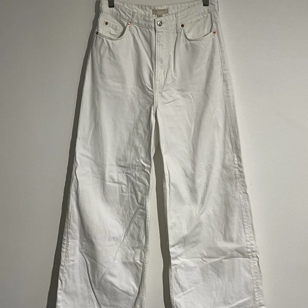 Baggy jeans med vida ben✨ Knappt använd. Super fint skick! ⭐️ Modellen är 169cm lång.. Jeans & Byxor.
