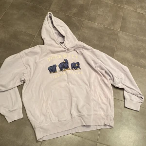 Brandy Melville Hoodie, ljuslila,oversized - Brandy Melville, lilla oversized hoodie med Yosemite-bear tryck, fint skick, stl: One size/oversized