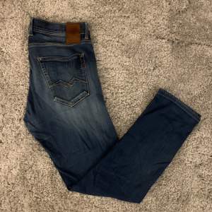 Ett par Replay jeans i stl. 32! Trådarna ur Replay loggan är lösa men annars inga defekter på varan. Hör av dig vid minsta fundering eller fråga ;)
