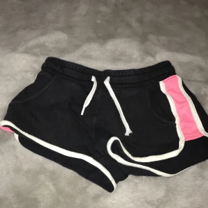 Mjukisshorts från H&M  - Ena snöret har gått sönder lite i slutet (bild tre) ❤️