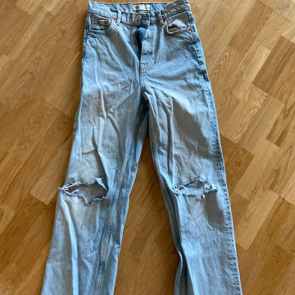 Ett par raka zara jeans som sitter jätteskönt, snygga med den ljusa färgen 🥰. Jeans & Byxor.