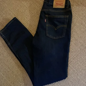 Levis jeans - Skitsnygga Levis 512 Slim taper fit. Skicket är 10/10 och nypriset ligger  på ungefär 649kr. Storleken är 16a och dom passar folk som är ca 176cm. Supersnygga nu till hösten och kan gå ner i pris vid snabb affär 🤗