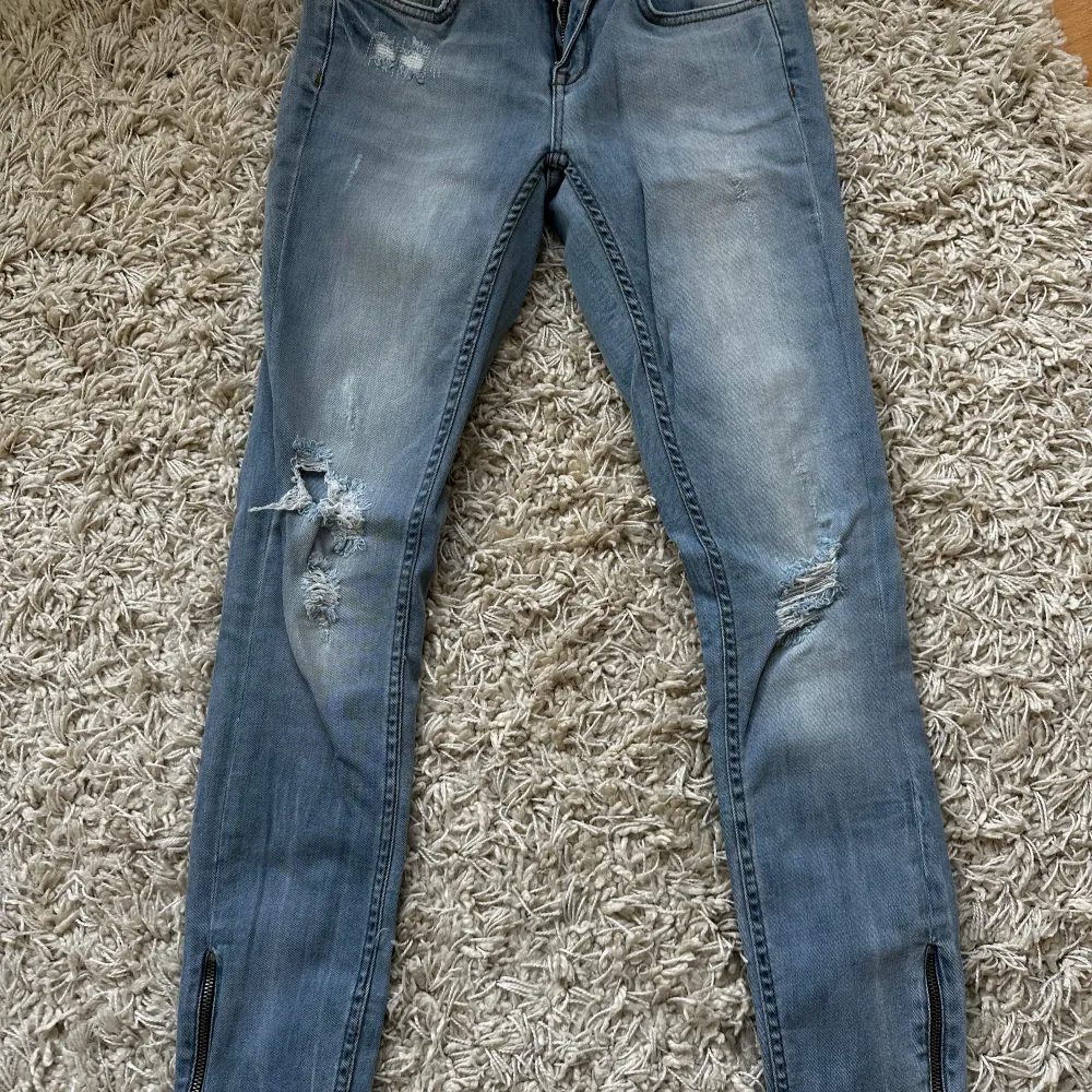 Jeans från Gina Tricot märke Kristen.  Storlek 26/30.. Jeans & Byxor.