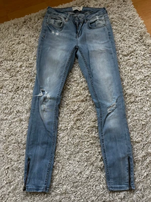 Jeans  - Jeans från Gina Tricot märke Kristen.  Storlek 26/30.