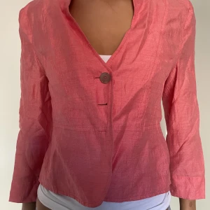 Rosa kavaj  - TRYCK INTE PÅ KÖP DIREKT Rosa kavaj som går att ha stängd eller öppen, den ör lite kort i ärmarna vilket är så fint💕💕