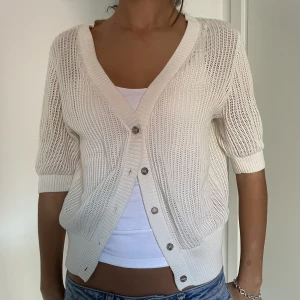 Vit kofta - Stickad Vit kofta med korta ärmar, går att knäppa upp eller öppet💕💕