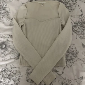 topp med hjärtformad uringning - Har ingen användning av denhär toppen längre så tänkte sälja den, köptes för ca ett halvår sen på hm. Bra skick då jag knappt användt den, förutom ett litet hål på ryggen (kolla bild 3) men kan sy igen det om de önskas🌟skriv för frågor💕 