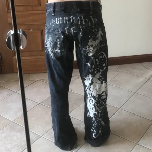 Jeans - Jeans. Bra skick, lite slitna längs ner.