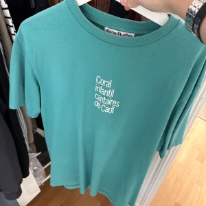 acne studios t-shirt - Andvänd några gånger! Nypris runt 2500, den finns inte längre o köpa. Den är sjukt snygg, turkos färg. Tishan är sjukt efterfrågad, så säljer endast vid rätt pris!
