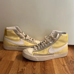 Sneakers  - Använda men i fint skick! Härlig gul färg till vår och höst. 