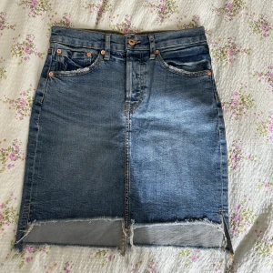 Supersnygg jeanskjol till hösten 😍 - Köpt från lager 157 för ett tag sedan. Dock använd ett fåtal gånger så i bra skick 💗. Den är lite längre baktill än framtill så den har en annan typ av passform 