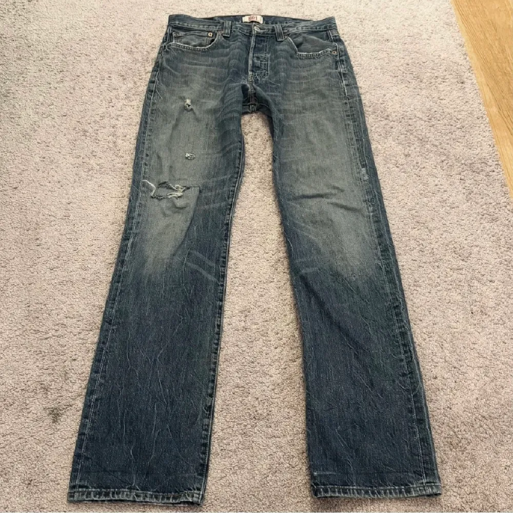 Levis jeans 501, köpta på plick men tyvärr ingenting som passade mig. Midjemått 81cm, innebensmåttet 90cm. Sitter väldigt bra i längden på mig som är 177🤩 Storlek S/36/28. Jeans & Byxor.